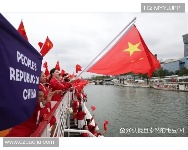 足球明星与他们的国旗:展现激情与荣耀的视觉盛宴