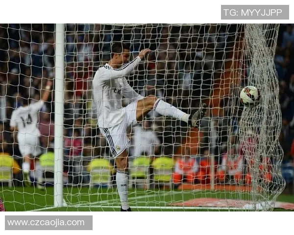 足球明星C罗的帅气魅力与球场风采完美结合的精彩瞬间